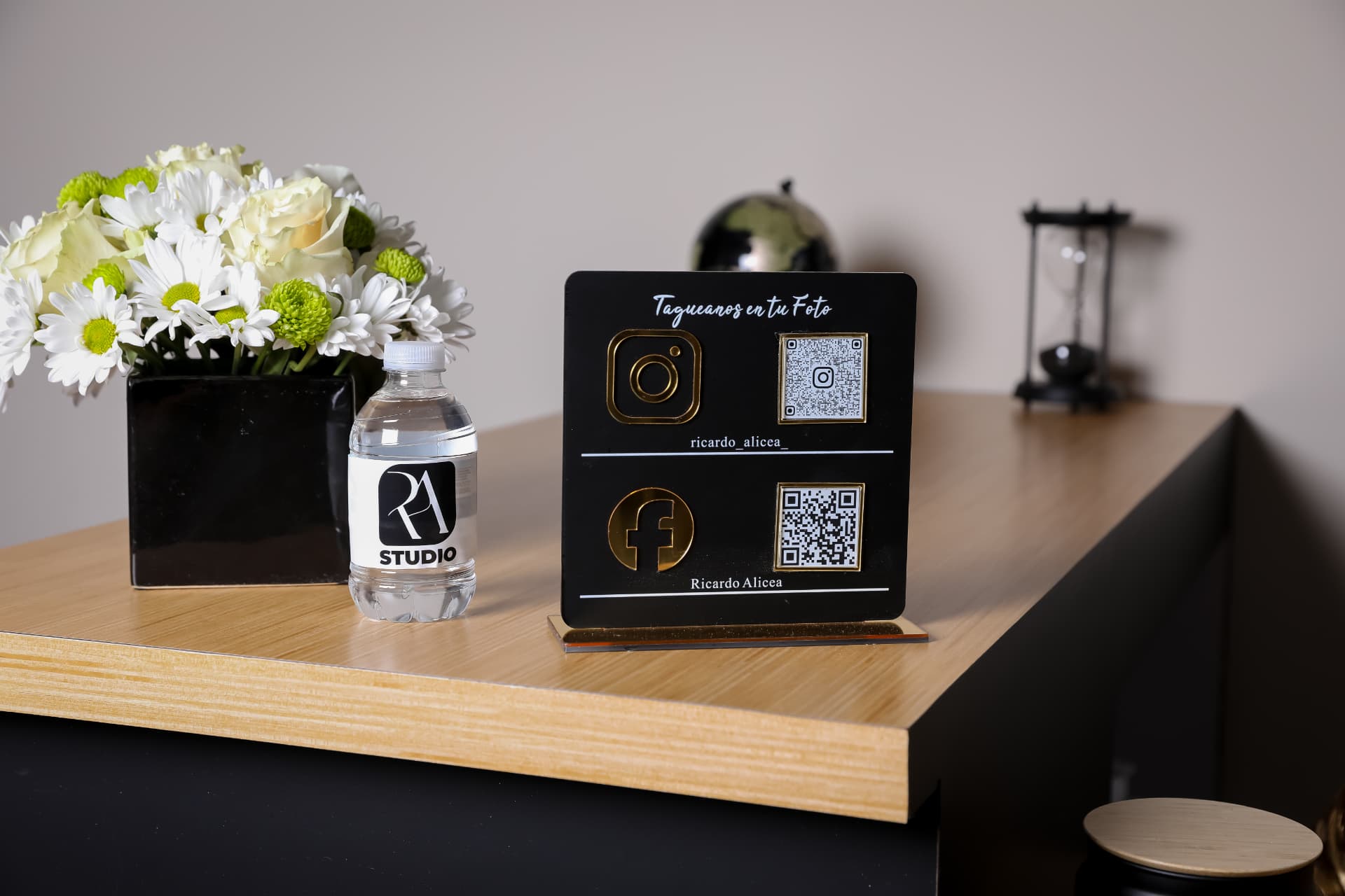 Detalle de recepción con botella de agua RA Studio y códigos QR