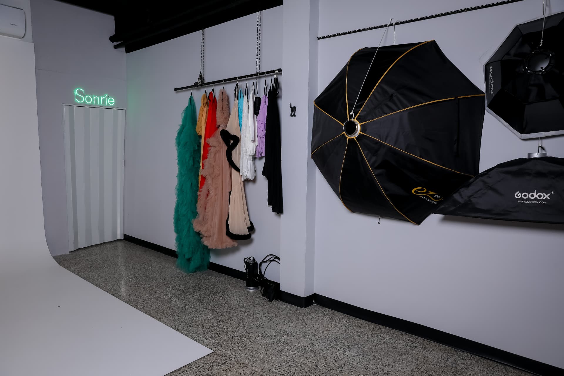 Área de vestuario y equipo de iluminación del estudio