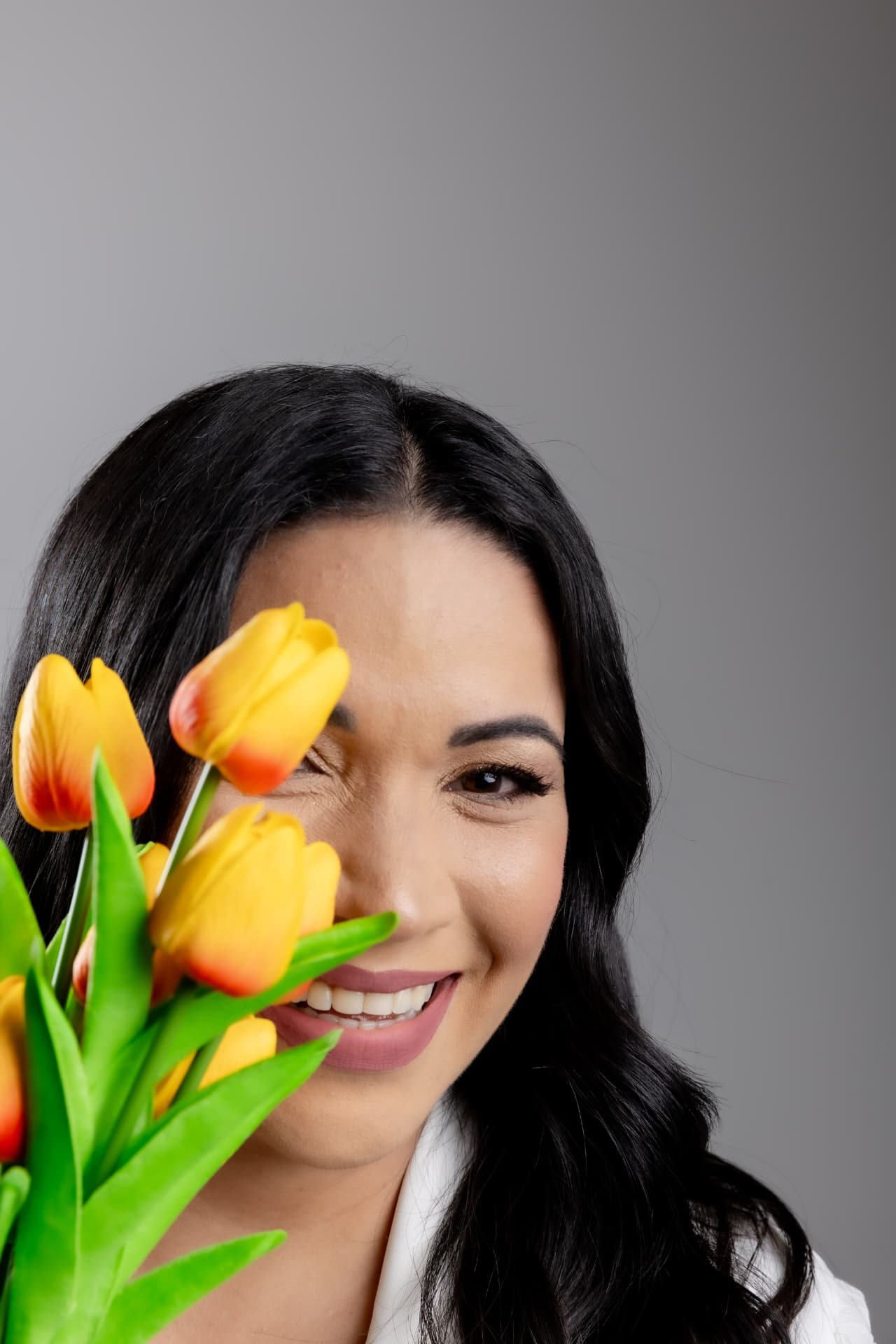 Retrato editorial de mujer con tulipanes amarillos
