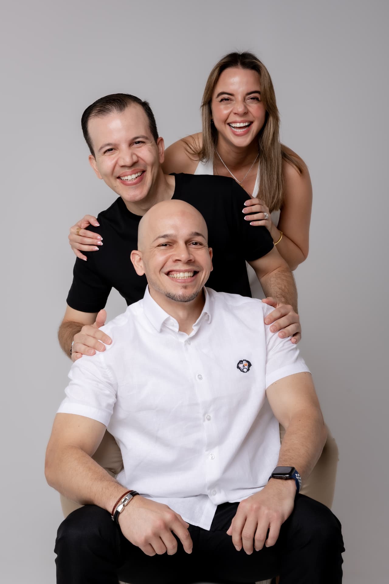 Familia sonriente en sesión de estudio