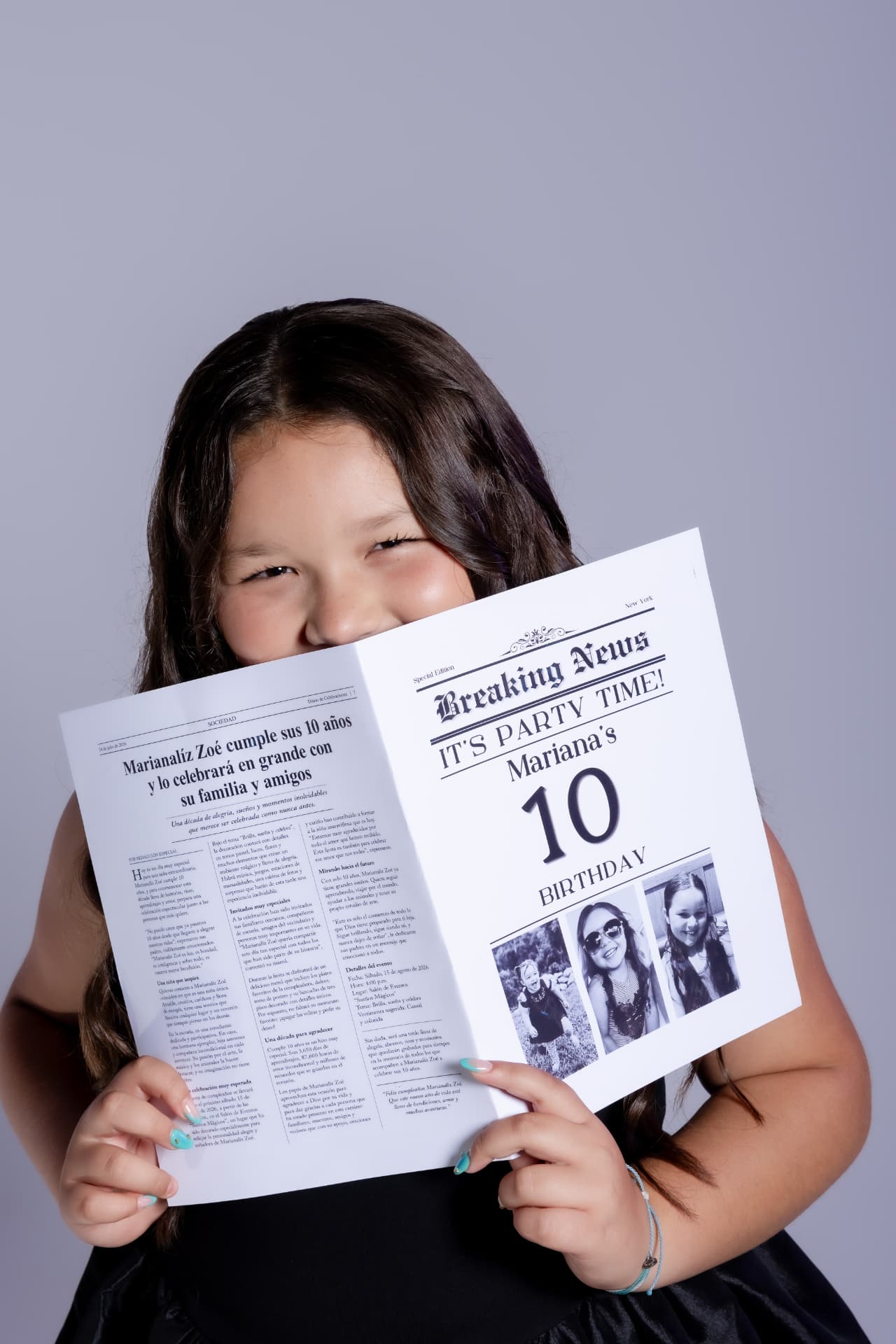 Niña sosteniendo periódico personalizado de cumpleaños