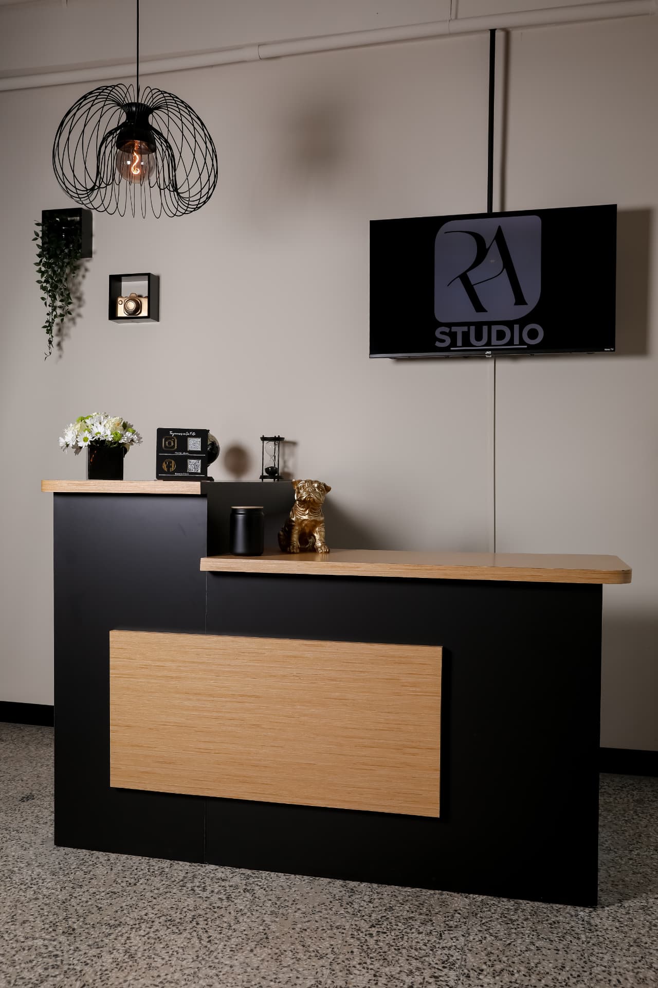 Recepción del estudio con logotipo RA Studio