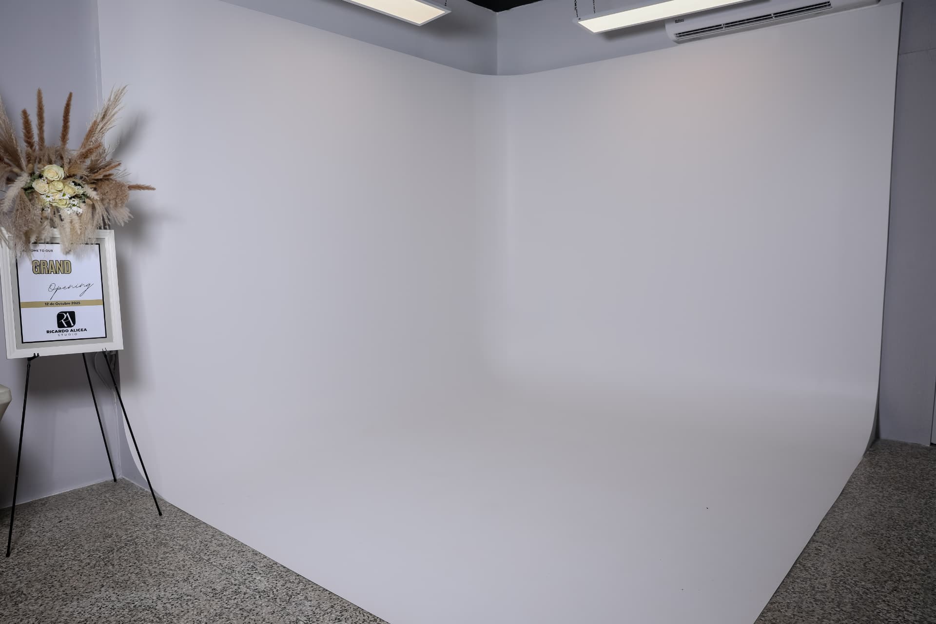 Ciclorama blanco del estudio con arreglo floral