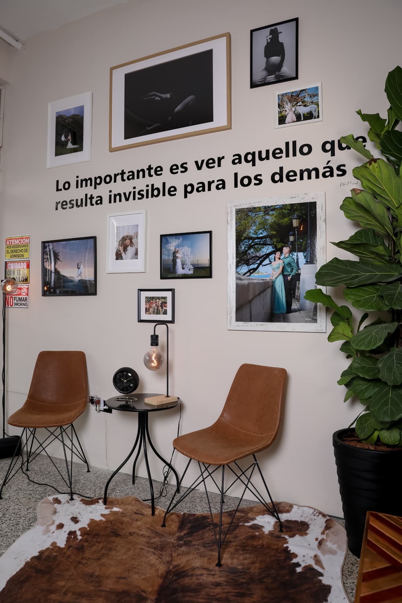 Sala de espera con pared de fotografías enmarcadas